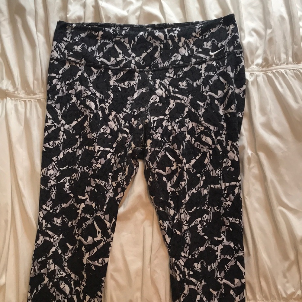 NEVER WORN Women’s Nike capri leggings